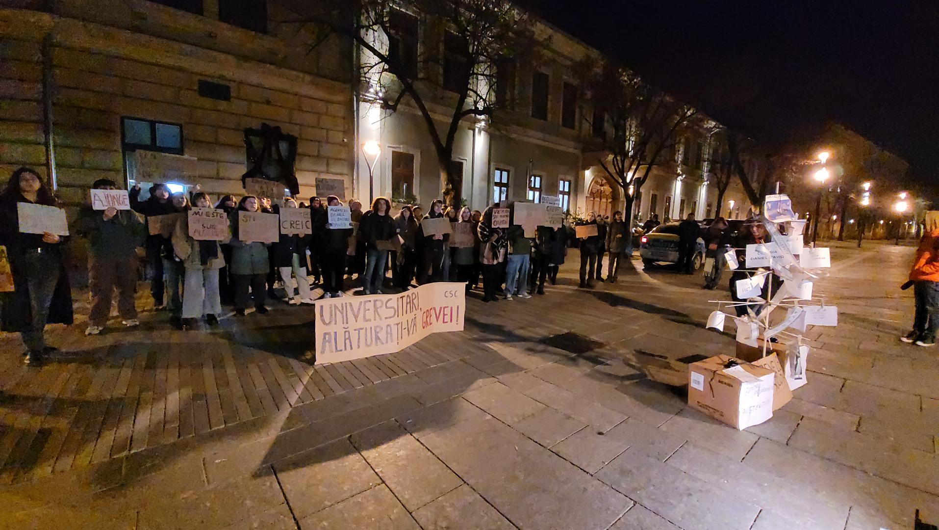 Daniel David, "colindat" în lipsă, la Cluj. Studenții i-au împodobit și un brad cu mesaje de protest