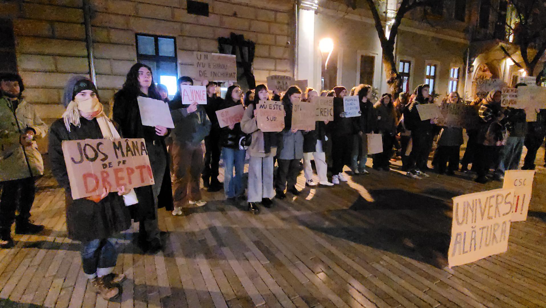 Daniel David, "colindat" în lipsă, la Cluj. Studenții i-au împodobit și un brad cu mesaje de protest