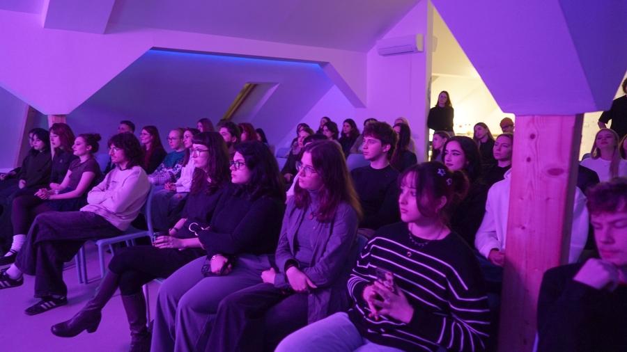 C&acirc;nd media &icirc;nvață să aibă grijă de oameni. Cum Asociația EROS schimbă generații și narațiunile, nu doar conținut