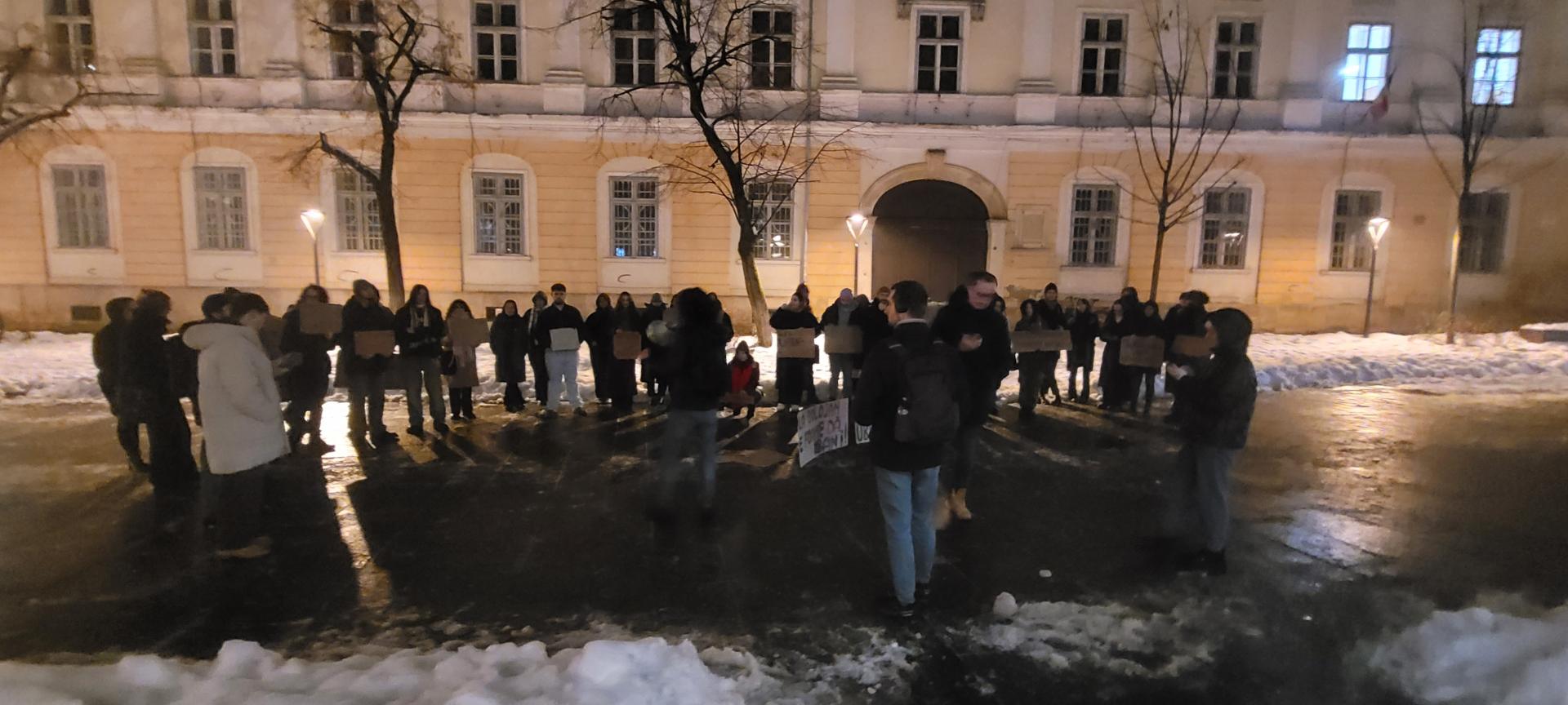 Studenți de la UBB, &icirc;n stradă &icirc;mpotriva majorării taxelor de școlarizare: &ldquo;Profitul vostru costă viitorul nostru&rdquo;