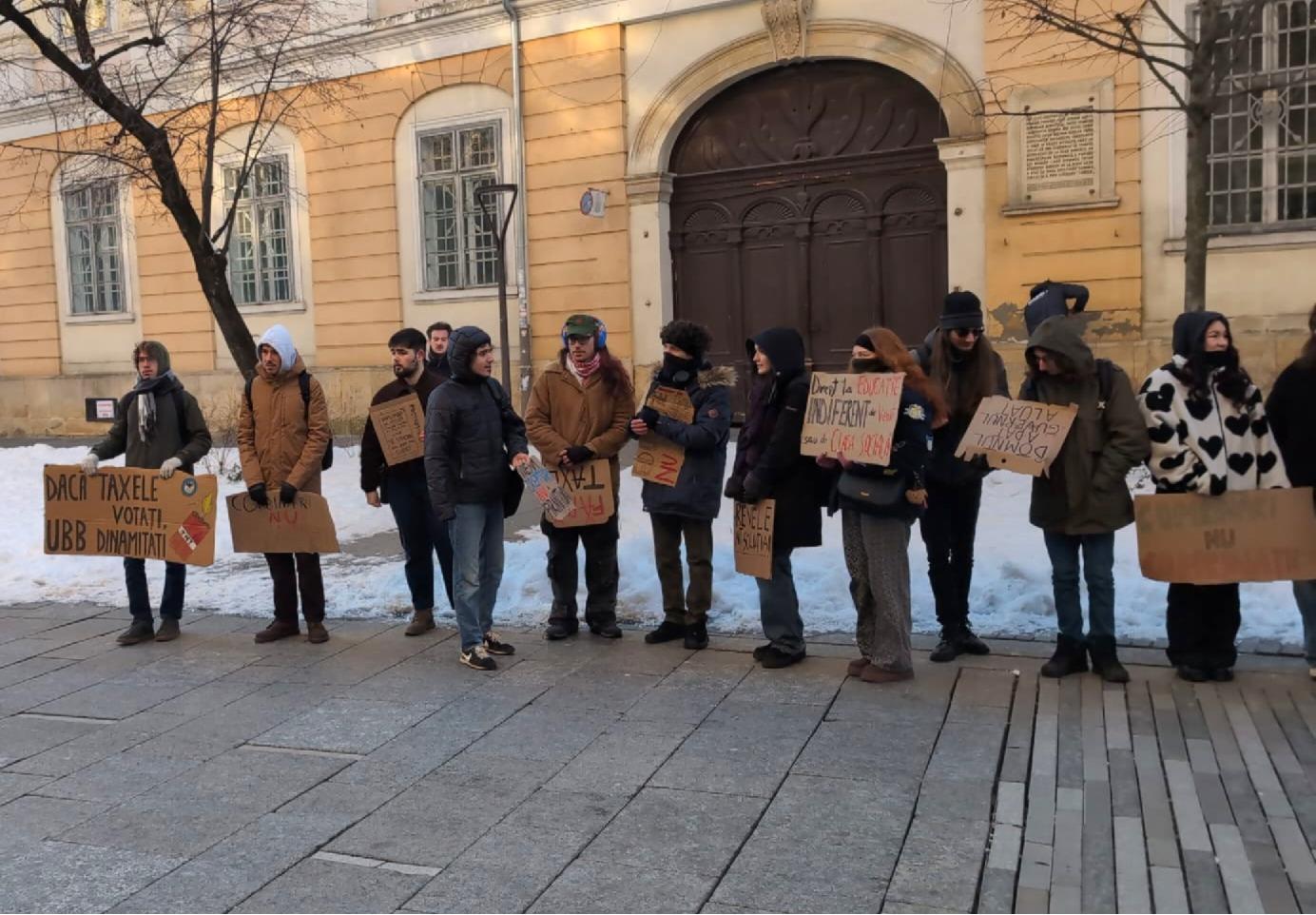 "Educația să fie un drept, nu un privilegiu!" Studenții, protest matinal &icirc;n fața UBB față de majorarea taxelor universitare