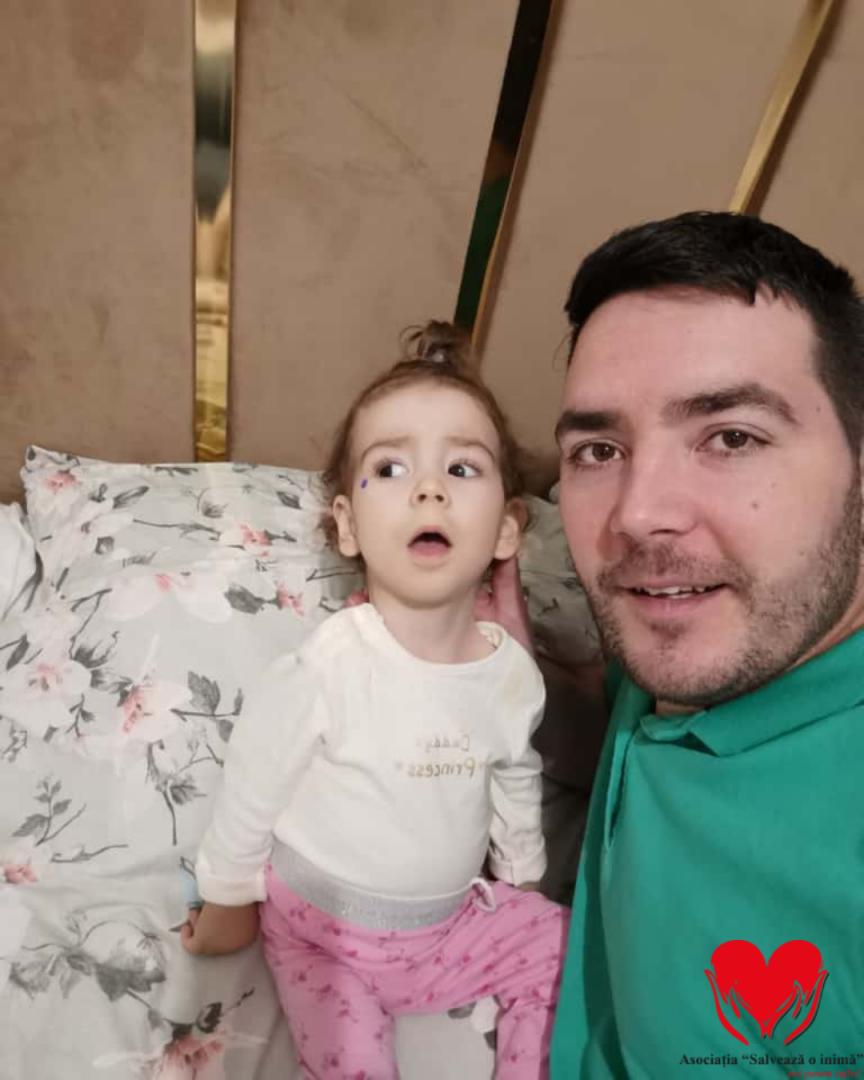 O fetiță, singurul copil din Rom&acirc;nia diagnosticat cu mutație genetică rară, are nevoie de sprijin pentru a continua tratamentul