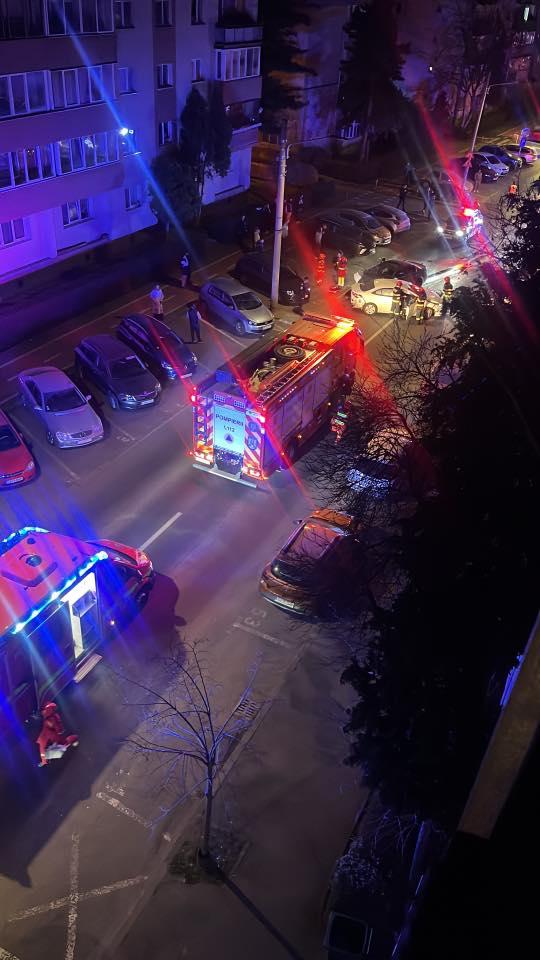 Accident în Grigorescu. Au intervenit două ambulanțe SMURD și descarcerarea/ Două persoane au fost transportate la spital