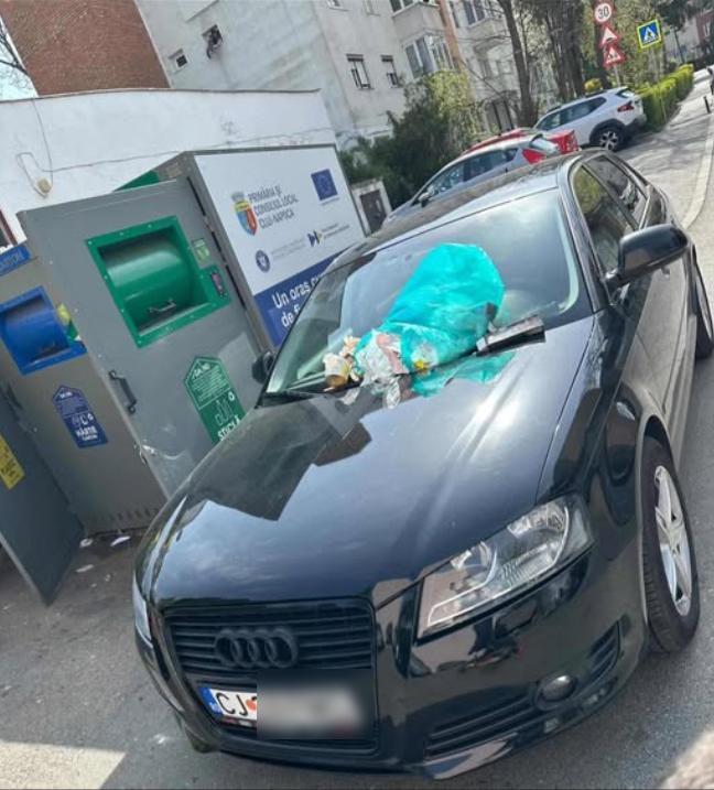 Un clujean a parcat l&acirc;ngă ghenă și s-a trezit cu un &bdquo;cadou&rdquo; pe mașină. "Bine a făcut" vs "Ce ur&acirc;t și josnic să faci asta"