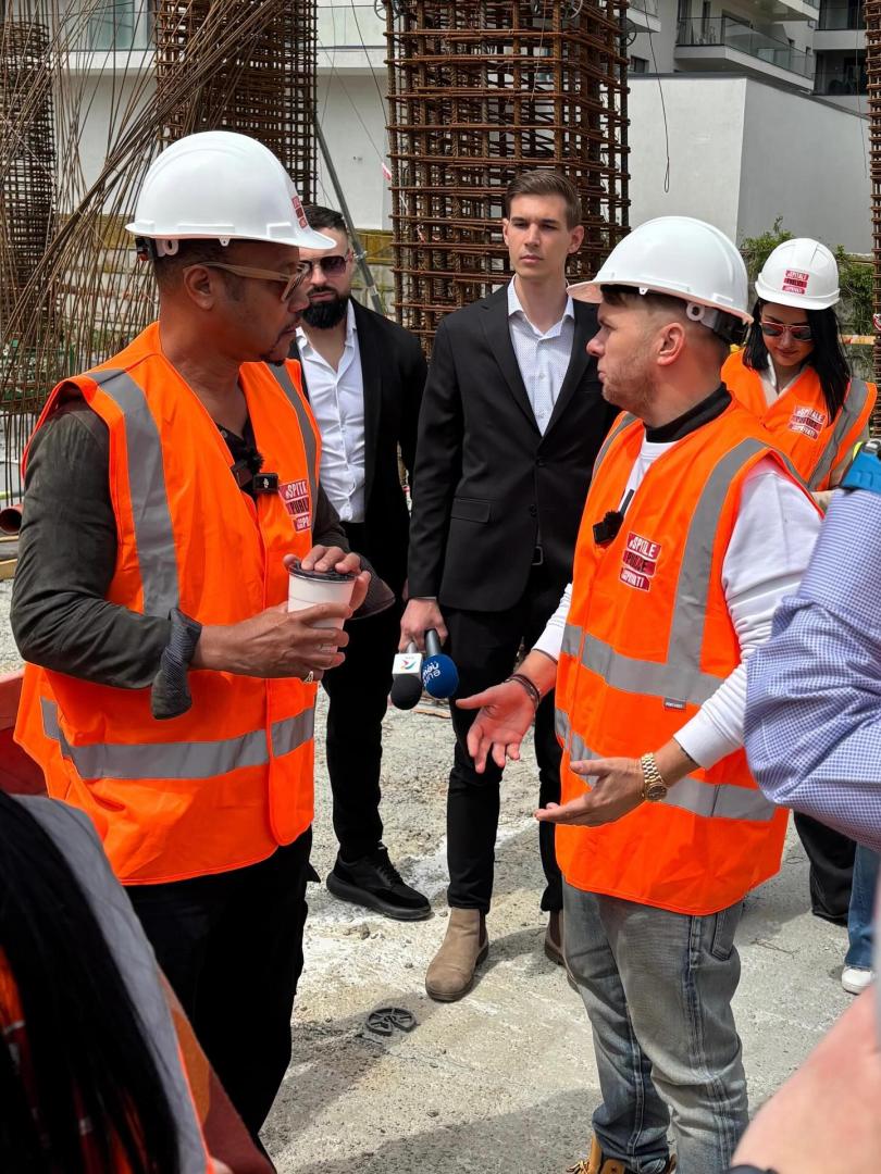 Moment "de Oscar" pentru #spitalepublicedinbaniprivați: Codin Maticiuc l-a adus pe Cuba Gooding Jr. pe șantierul unei clinici pentru copii