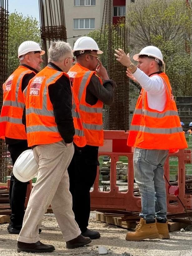 Moment "de Oscar" pentru #spitalepublicedinbaniprivați: Codin Maticiuc l-a adus pe Cuba Gooding Jr. pe șantierul unei clinici pentru copii