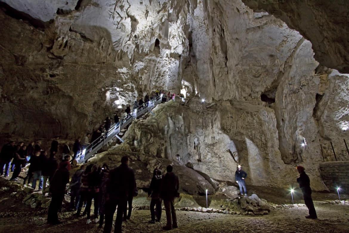 Destinație de weekend spectaculoasă: peștera din Apuseni supranumită &bdquo;catedrala gotică&rdquo; a naturii, veche de milioane de ani. Cum poți ajunge la ea