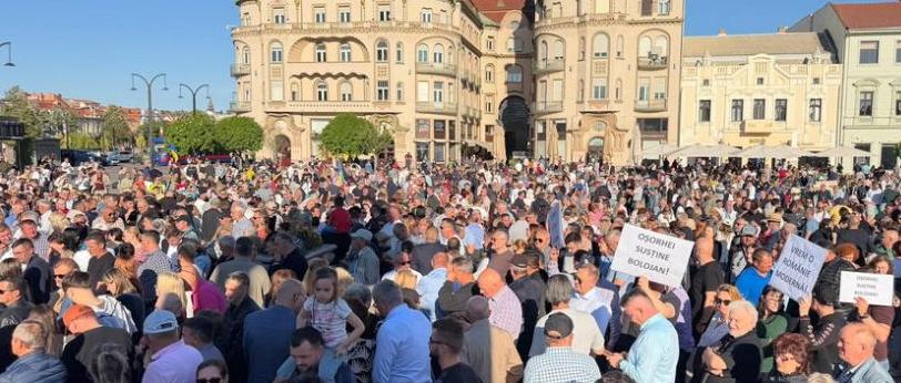 Miting pro-Bolojan &icirc;n București și Oradea: "Șobolani, ciumă roșie!"/ "Nicușoare, trezeste-te!"