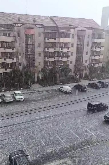 Imagini apocaliptice &icirc;n Cluj! Străzile din Gherla au fost acoperite de grindină