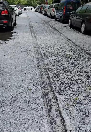 Imagini apocaliptice &icirc;n Cluj! Străzile din Gherla au fost acoperite de grindină