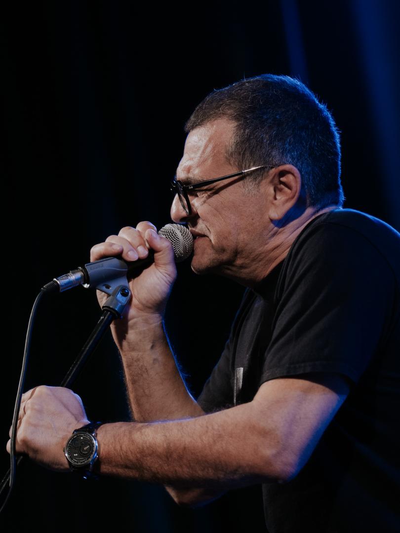 &bdquo;Omul, Povestea, Muzica&rdquo;: Mihai Mărgineanu vine la Cluj cu un spectacol fără filtre, cu povești de viață, umor și muzică &bdquo;trăită&rdquo;
