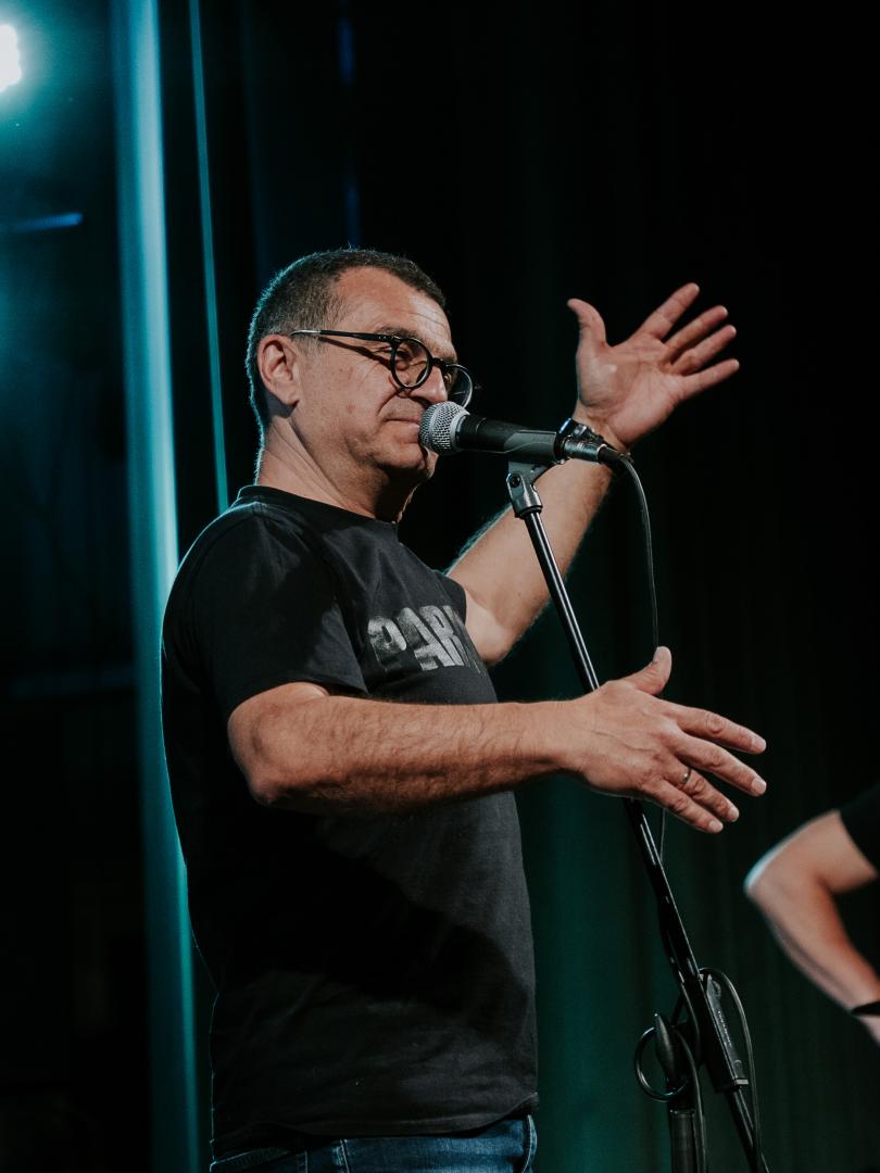 &bdquo;Omul, Povestea, Muzica&rdquo;: Mihai Mărgineanu vine la Cluj cu un spectacol fără filtre, cu povești de viață, umor și muzică &bdquo;trăită&rdquo;