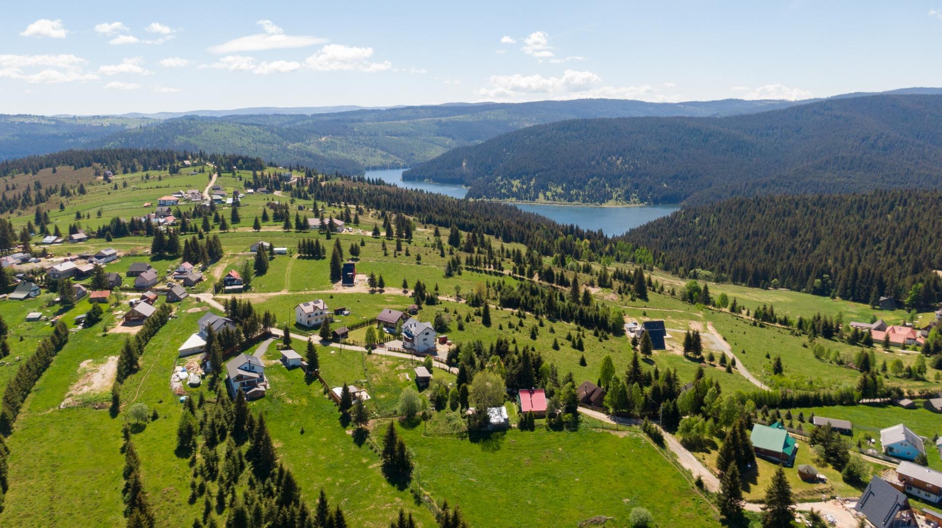 Bijuteria din Apusenii Clujului: imagini spectaculoase cu Lacul Beliș-F&acirc;nt&acirc;nele și peisajele de poveste care-l &icirc;nconjoară