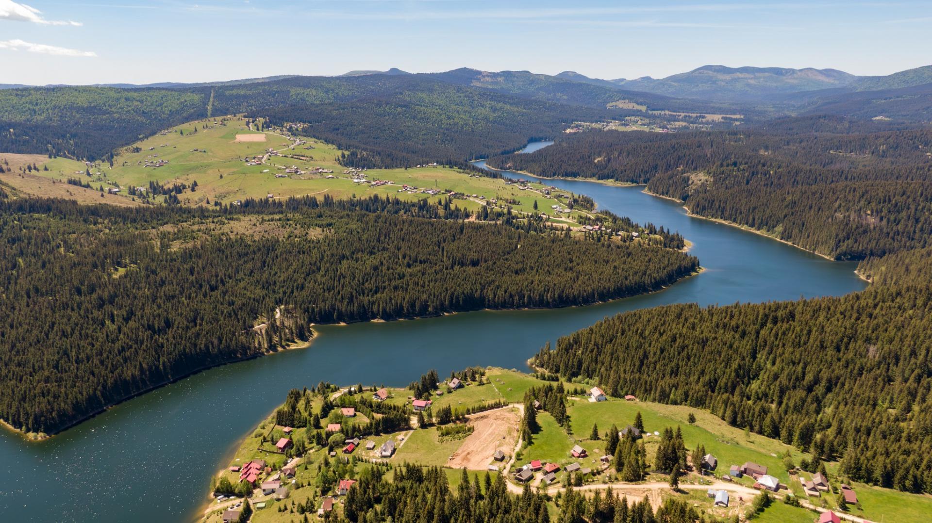 Bijuteria din Apusenii Clujului: imagini spectaculoase cu Lacul Beliș-F&acirc;nt&acirc;nele și peisajele de poveste care-l &icirc;nconjoară