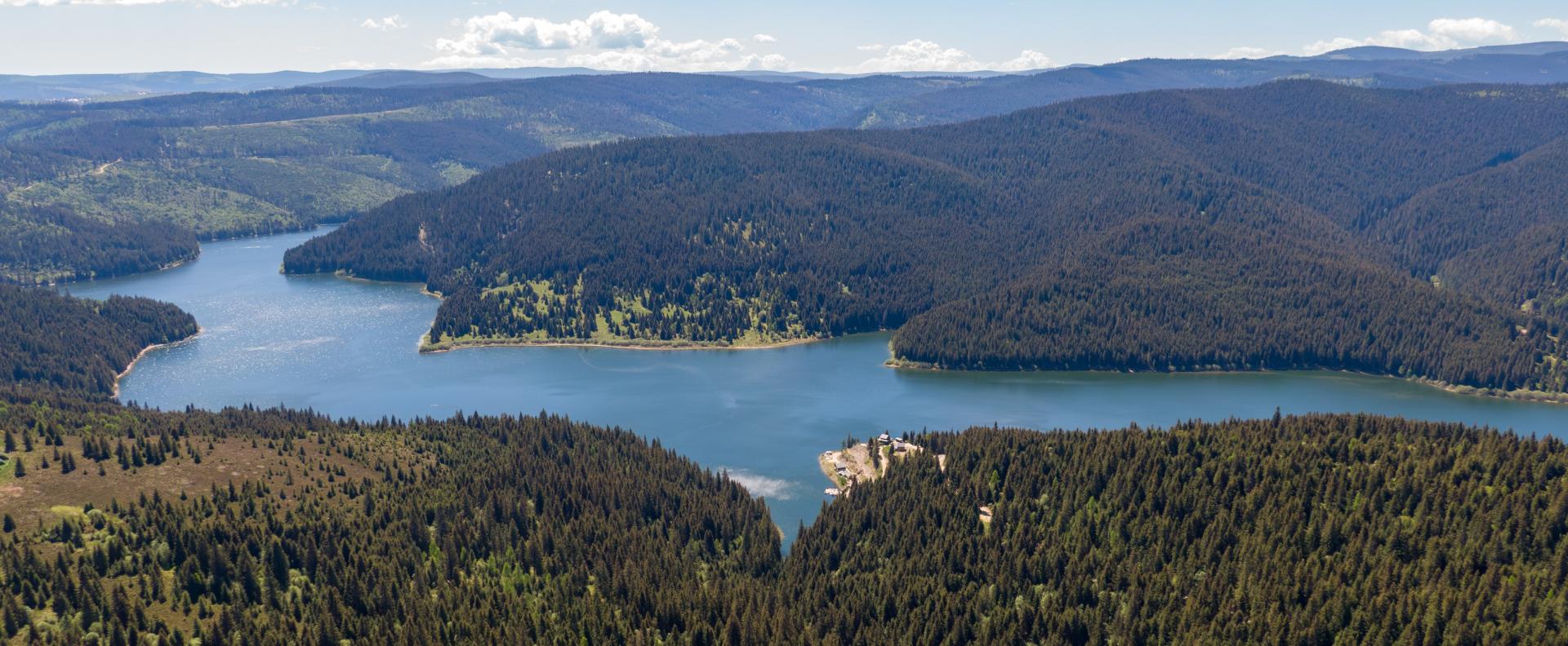 Bijuteria din Apusenii Clujului: imagini spectaculoase cu Lacul Beliș-F&acirc;nt&acirc;nele și peisajele de poveste care-l &icirc;nconjoară