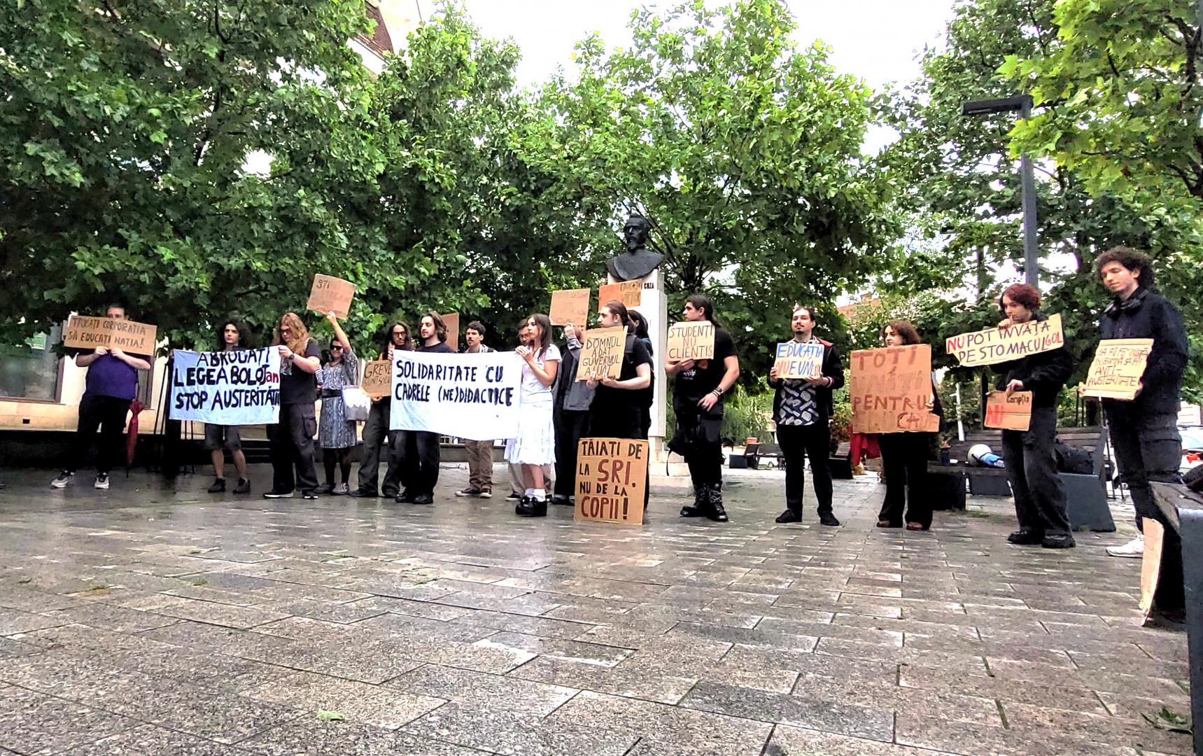 Studenții au ieșit &icirc;n stradă la Cluj: &bdquo;Educația nu este o cheltuială, ci o investiție&rdquo;