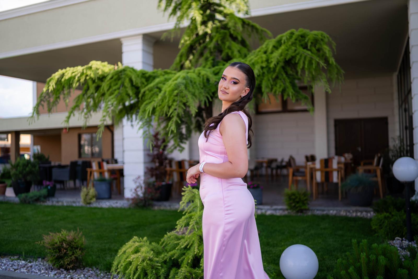 Printre liceele de elită din Cluj, o elevă din C&acirc;mpia Turzii a strălucit cu media 10 la BAC. Denisa a demonstrat că performanța nu ține de oraș
