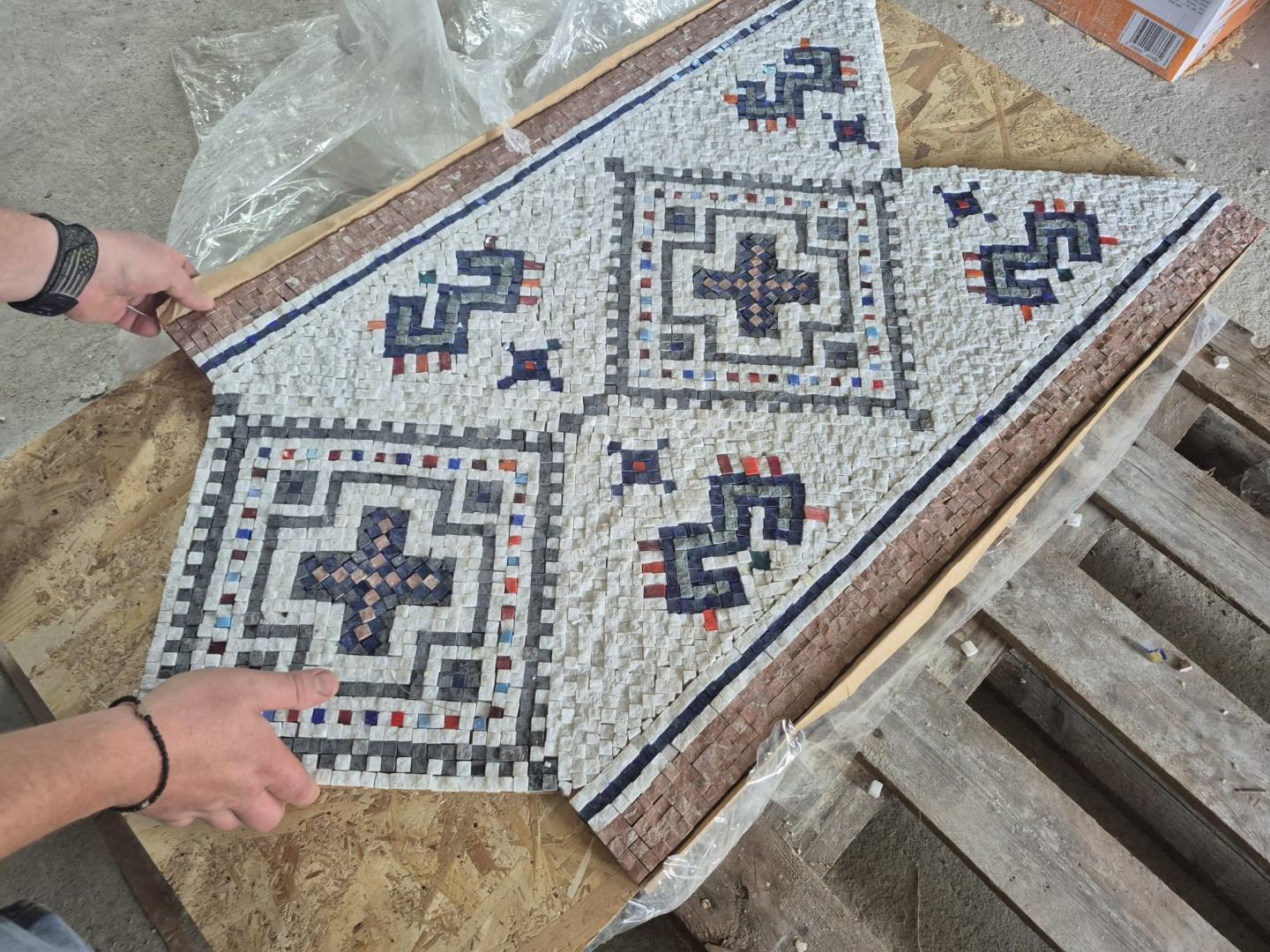 După Catedrala M&acirc;ntuirii Neamului, aceeași echipă lucrează acum la mozaicul unei biserici din Cluj-Napoca: &bdquo;Ne place să credem că Dumnezeu ne trimite 
