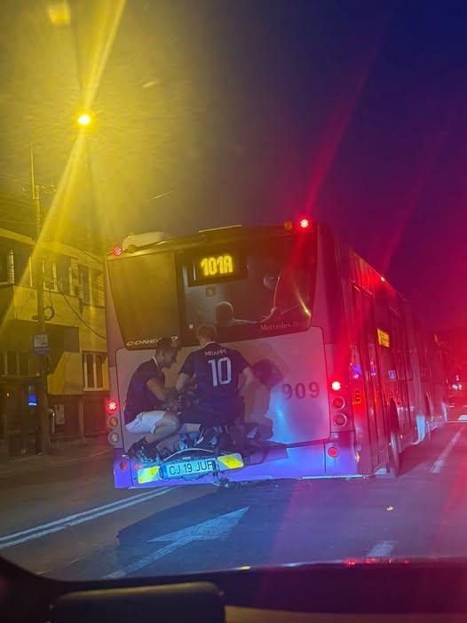 Teribilism la Cluj! Au "mers" cu autobuzul pe suportul de biciclete