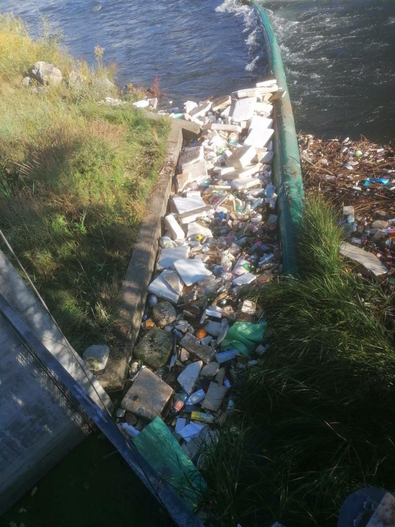 Ecologiștii din Cluj: Iată de ce e nevoie de mai multe bariere pentru deșeurile plutitoare de pe Someș