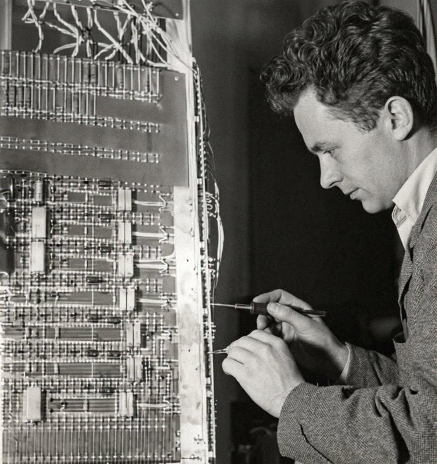 n atelierul de cibernetică din Cluj, alături de academicianul Tiberiu Popoviciu, &icirc;n anul 1967