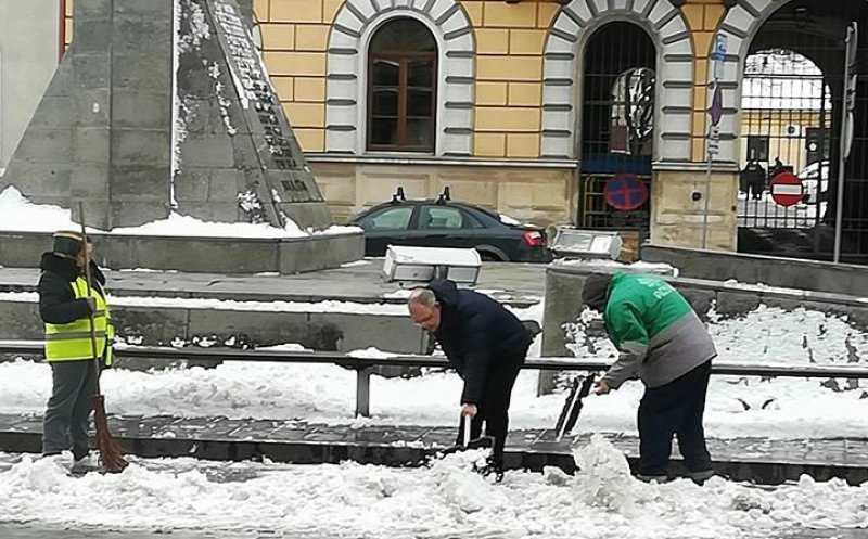 Primarul din Cluj, surprins la deszăpezit în centrul oraşului. PSD l-a taxat, Boc a pus mâna pe lopata