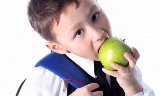 A fost promulgată legea prin care elevii vor primi la şcoală fructe şi legume proaspete
