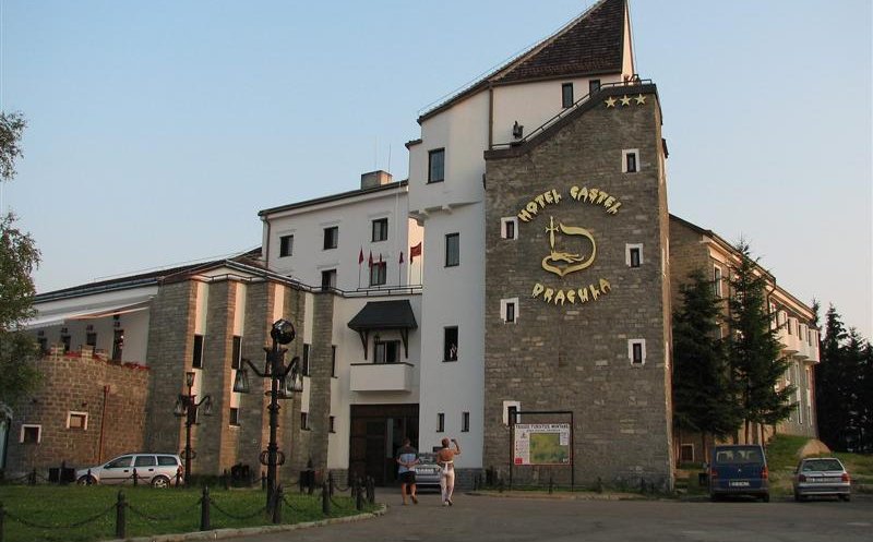 Hotelurile milionarului Moldovan, scoase la mezat de clujeni. Cât costă Dracula și Coroana de Aur