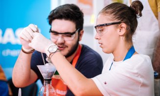 Liceenii din Cluj vor face experimente științifice plătite de BASF