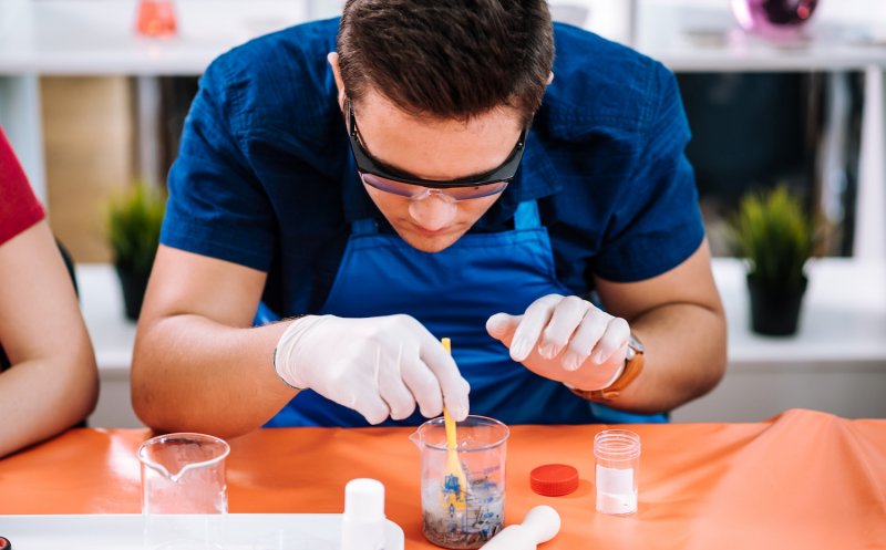 Liceenii din Cluj vor face experimente științifice plătite de BASF