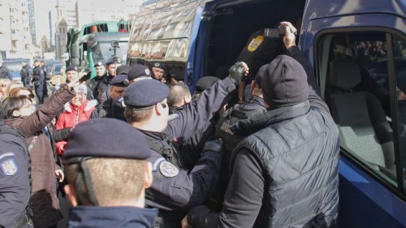 Congresul PSD. Primele incidente. Mai mulți protestatari au fost ridicaţi de jandarmi