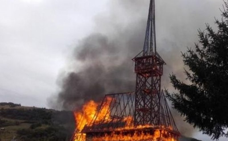 O biserică din 1820 din comuna Vultureni, monument istoric, făcută scrum noaptea trecută