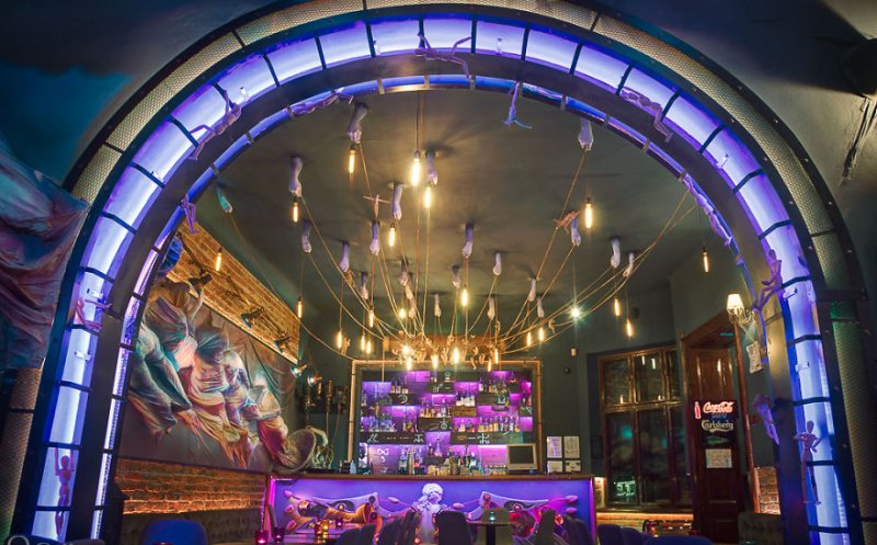 Transformare dark fantasy pentru o cafenea din Cluj. Icar "serveşte" la bar FOTO/VIDEO