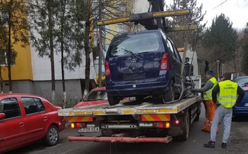 462 este numărul. Primăria ridică o mulțime de mașini de pe spațiul public.