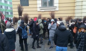 Protest cu măturoaie al romilor din Cluj în fața primăriei