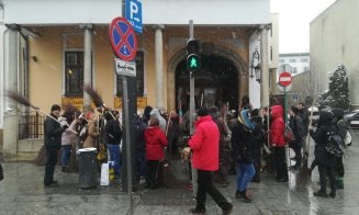 Protest cu măturoaie al romilor din Cluj în fața primăriei