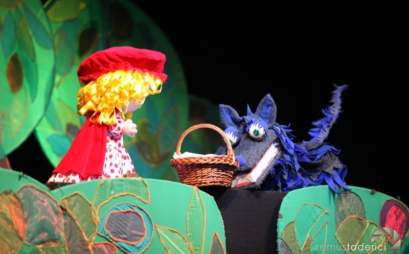 Spectacolul „Scufița Roșie și lupul cel flămând” revine pe scena Teatrului „Puck”
