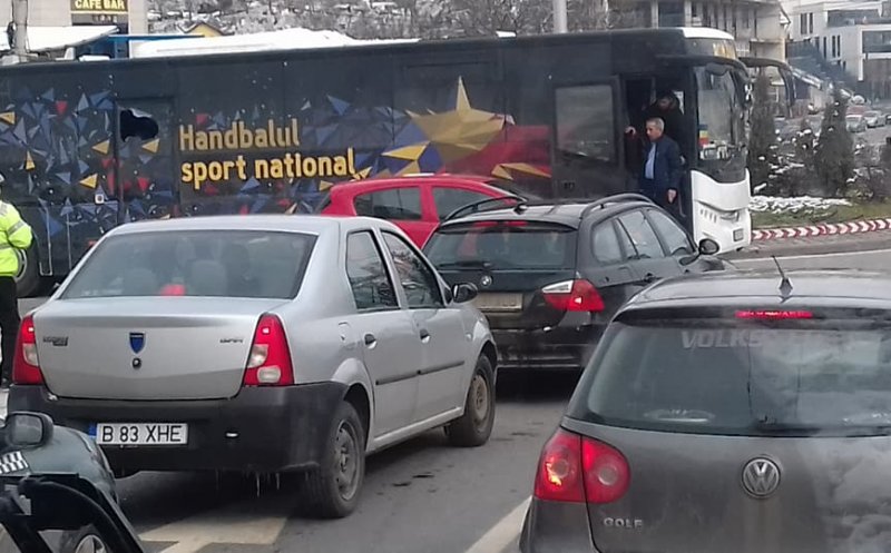 Autocar al Federaţiei Naţionale de Handbal, implicat într-un accident la Cluj