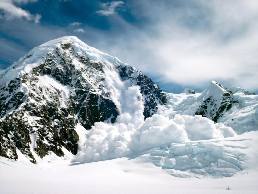 Atenţie turişti! Risc crescut de avalanşă în toate masivele montane