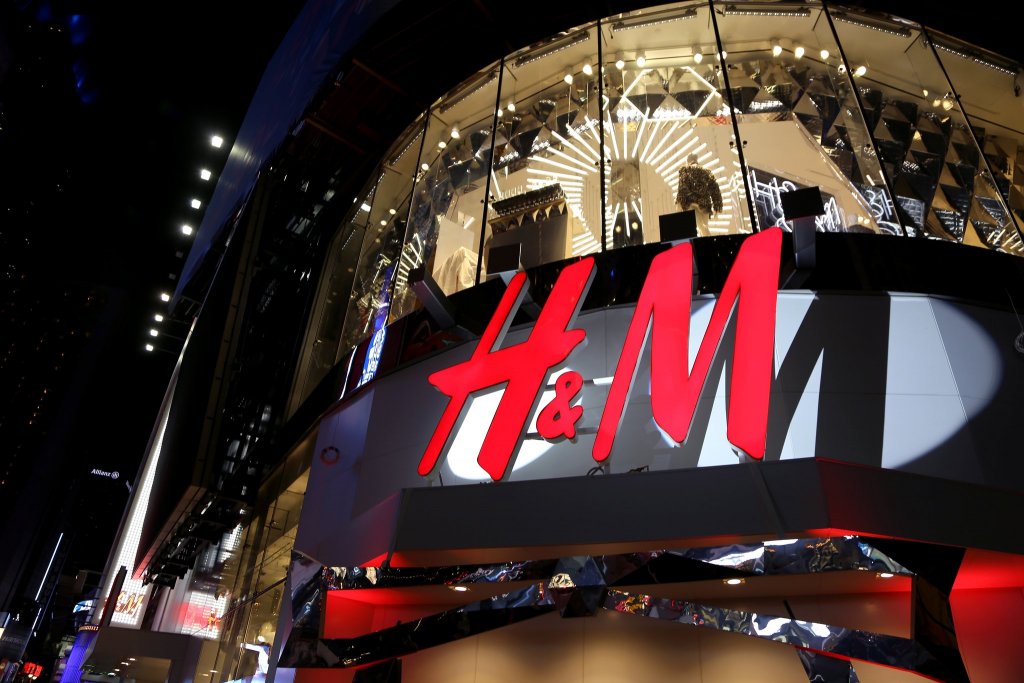 H&M, în picaj. Celebrul brand are haine nevândute de peste 4 miliarde de dolari