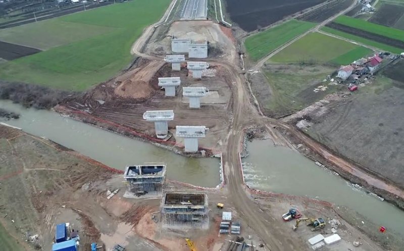 Podul care trece autostrada peste Someş ar putea fi gata mai deveme. Cum arată şantierul de lângă Cluj