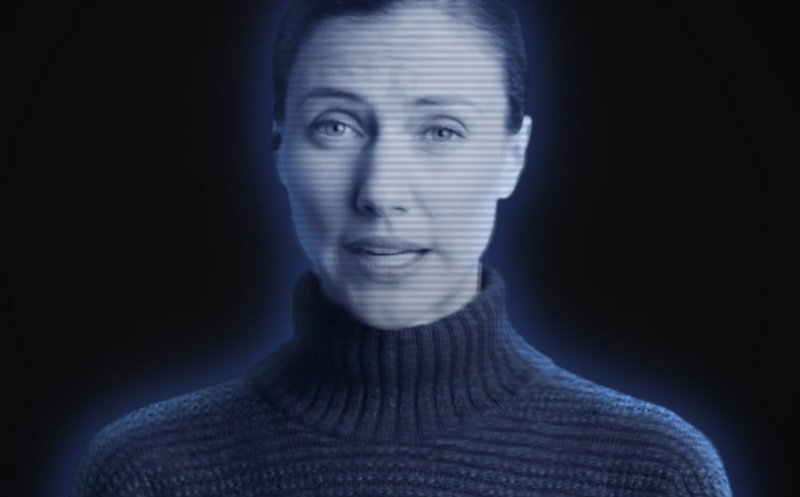 Robotul "Antonia" din Primăria Cluj, ajutat de un funcţionar public - hologramă