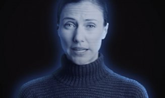 Robotul "Antonia" din Primăria Cluj, ajutat de un funcţionar public - hologramă