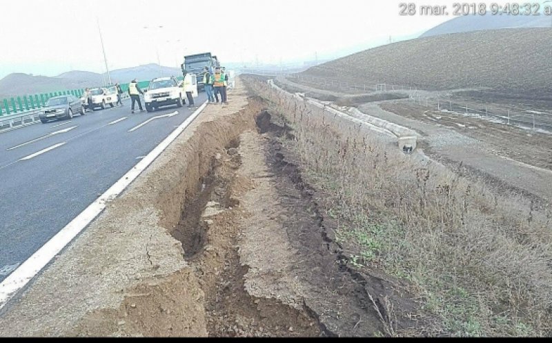 Probleme pe lotul 4 al autostrăzii Sebeș-Turda: taluzul a luat-o la vale, iar asfaltul e fisurat