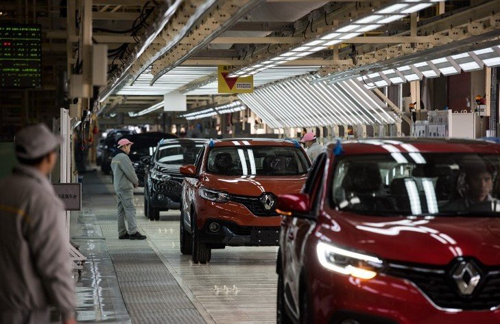 Apare o nouă companie auto: Nissan şi Renault pregătesc o fuziune