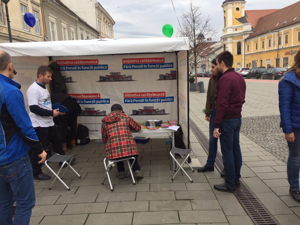 Parlamentarii USR Cluj au strâns semnături în stradă pentru campania “Fără penali în funcţii publice”
