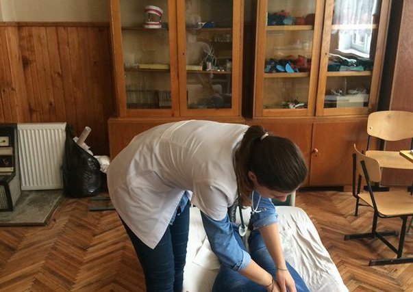 Consultaţii şi investigaţii medicale gratuite în satul Răchiţele. Printre pacienţi, mama lui Emil Boc