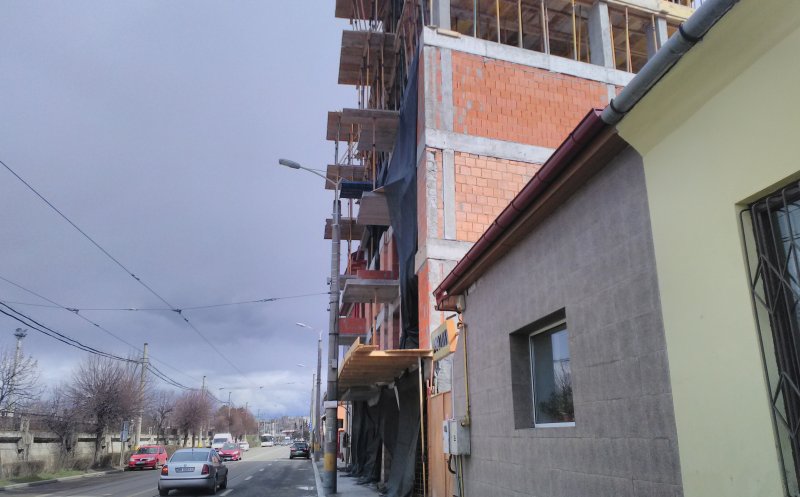 Ciudăţenie imobiliară la Cluj. Bloc aproape lipit de un stâlp de iluminat public. Ce explicaţii are Primăria