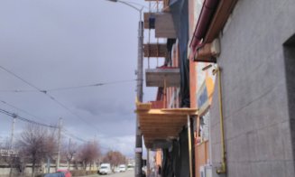Ciudăţenie imobiliară la Cluj. Bloc aproape lipit de un stâlp de iluminat public. Ce explicaţii are Primăria