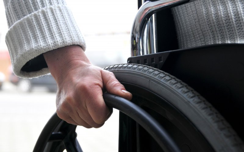 Aproape patru la sută din populația României suferă de un handicap